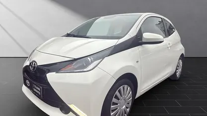 Weiß Gebraucht 2016 Toyota Aygo X-play Kleinwagen | 6.950 € (Guter Preis)