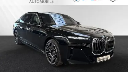 Gebraucht BMW 750e M Sport 489 PS (359 kW) 2025 Saphirschwarz metallic Limousine