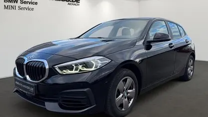 Schwarz ii/bonnet fluid black (schwarz) Gebraucht 2022 BMW 116 Advantage Kleinwagen | 19.700 € (Fairer Preis)