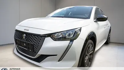 Begagnad Peugeot e-208 Allure 100 kW (136 HK) 2023 Vit Halvkombi