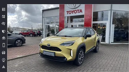 Gebraucht Toyota Yaris Cross Elegant 116 PS (85 kW) 2022 Warm gold metallic, dach schwarz SUV
