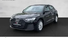 Schwarz (mythosschwarz metallic) Gebraucht 2024 Audi A1 Sportback Ambiente Kleinwagen | 23.780 € (Fairer Preis)