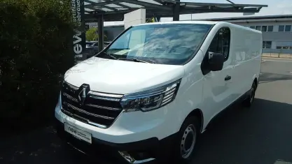 Gebraucht Renault Trafic Komfort 131 PS (96 kW) 2022 Gletscherweiß Van / Kleinbus
