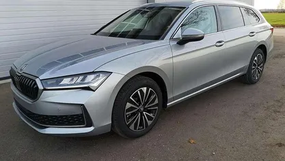 Pebble silver metallic Neu 2025 Skoda Superb Selection Kombi | 43.890 € (Superpreis)