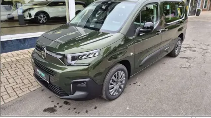 Neu Citroën Berlingo 131 PS (96 kW) 2026 Grün Van / Kleinbus
