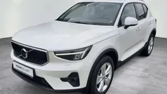 Crystal white (metallic) Gebraucht 2024 Volvo XC40 Core SUV | 33.980 € (Superpreis)