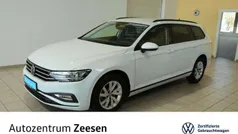 Gletscherweiß Gebraucht 2023 VW Passat Conceptline Kombi | 31.990 € (Superpreis)