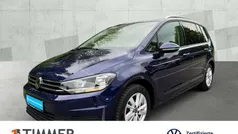 Blau Gebraucht 2024 VW Touran Comfortline Van / Kleinbus | 35.550 € (Fairer Preis)