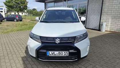 Pearl cool white metallic Neu 2025 Suzuki Vitara Comfort SUV | 28.990 € (Fairer Preis)