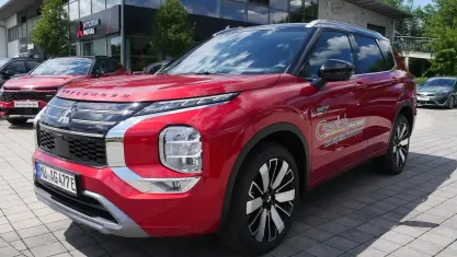 Gebraucht Mitsubishi Outlander P-HEV Top 306 PS (225 kW) 2025 Dynamikrot/pantherschwarz premium metallic/perleffekt