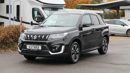 Cosmic black pearl metallic Gebraucht 2023 Suzuki Vitara Comfort+ SUV | 20.490 € (Fairer Preis)