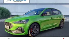 Grün(metallic) Gebraucht 2023 Ford Focus ST Limousine | 35.790 € (Fairer Preis)