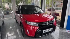 Bright red/cosmic black pearl Gebraucht 2025 Suzuki Vitara Comfort SUV | 21.990 € (Guter Preis)