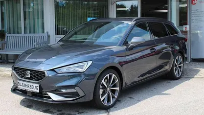 Grau ("magnetic tech") grau (stoff) Gebraucht 2023 Seat Leon FR Kombi | 27.990 € (Fairer Preis)