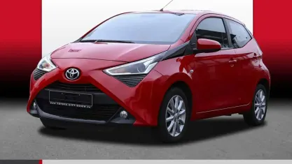 Gebraucht Toyota Aygo Basis 72 PS (52 kW) 2019 Vulcanorot Kleinwagen