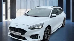 Frostweiß (weiß) Gebraucht 2022 Ford Focus ST-Line Kombi | 20.989 € (Fairer Preis)