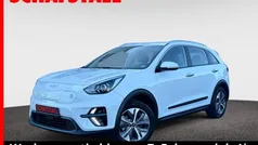 Weiss ((ud) schneeweiß) Gebraucht 2022 Kia e-Niro 3 SUV | 20.779 € (Superpreis)