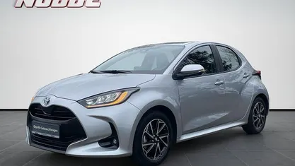 Gebraucht Toyota Yaris Hybrid Comfort 116 PS (85 kW) 2023 Shimmering silber metallic Kleinwagen