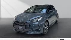 Grau Gebraucht 2025 Toyota Yaris Hybrid Sport Limousine | 29.480 € (Fairer Preis)