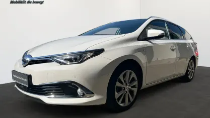 Używany Toyota Auris Hybrid Executive 136 KM (100 kW) 2018 Biały Kombi