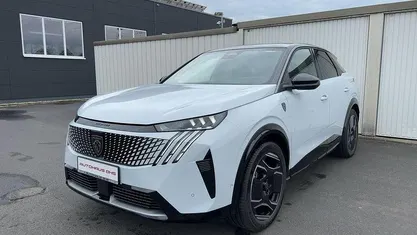 Gebraucht Peugeot e-3008 GT 153 kW (209 PS) 2024 Okenitweiß (weiß) SUV
