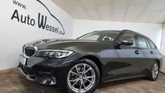 Black sapphire metallic (metallic) Gebraucht 2021 BMW 320 Sport Line Kombi | 26.950 € (Fairer Preis)