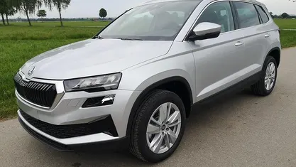 Reflexsilber metallic Neu 2025 Skoda Karoq Selection SUV | 33.490 € (Guter Preis)
