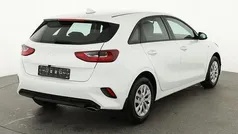 Deluxeweiß metallic deluxeweiß metallic Neu 2025 Kia Ceed Limousine | 23.595 € (Guter Preis)