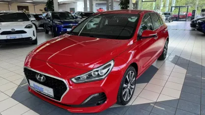 Gebraucht Hyundai i30 Premium 140 PS (102 kW) 2018 Engine red Limousine