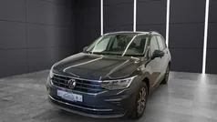 Uranograu (grau) Gebraucht 2023 VW Tiguan Life SUV | 30.940 € (Fairer Preis)
