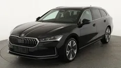 Onyx schwarz metallic Gebraucht 2024 Skoda Superb Selection Kombi | 42.445 € (Superpreis)