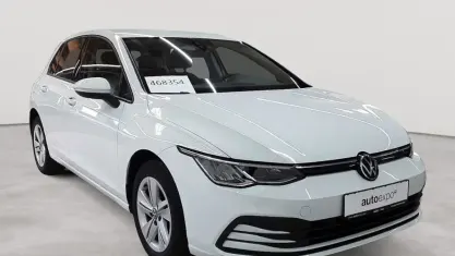 Begagnad VW Golf VIII Life 130 HK (95 kW) 2022 Vit Sedan
