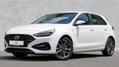 Serenity white / mic Gebraucht 2022 Hyundai i30 Trend Limousine | 13.280 € (Fairer Preis)