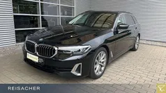 Saphirschwarz metallic Gebraucht 2023 BMW 530 Sport Line Kombi | 39.998 € (Superpreis)