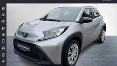 Shimmering silver metallic Gebraucht 2022 Toyota Aygo Play Kleinwagen | 14.490 € (Fairer Preis)