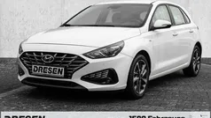 Weiss Gebraucht 2023 Hyundai i30 Trend Limousine | 17.690 € (Guter Preis)