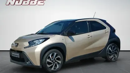 Gebraucht Toyota Aygo X Pulse 72 PS (52 kW) 2023 Ginger beige / night sky black SUV