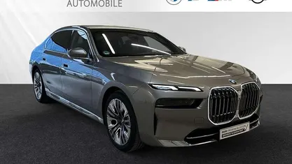 Gebraucht BMW 740 299 PS (219 kW) 2024 Oxidgrau metallic Limousine