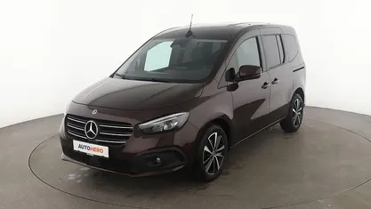 Gebraucht Mercedes T180 Progressive 131 PS (96 kW) 2023 Rot Van / Kleinbus