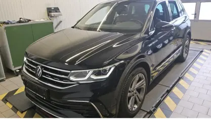 Gebraucht VW Tiguan R-line 150 PS (110 kW) 2023 Schwarz SUV