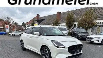 Pure white pearl metallic Gebraucht 2024 Suzuki Swift Comfort+ Kleinwagen | 18.999 € (Fairer Preis)