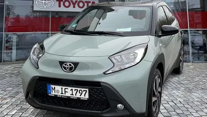 Urban khaki / night sky black Neu 2025 Toyota Aygo Kleinwagen | 15.990 € (Guter Preis)