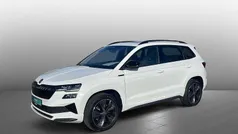 Weiß (moonweiß perleffekt) Gebraucht 2025 Skoda Karoq SportLine SUV | 38.890 € (Fairer Preis)
