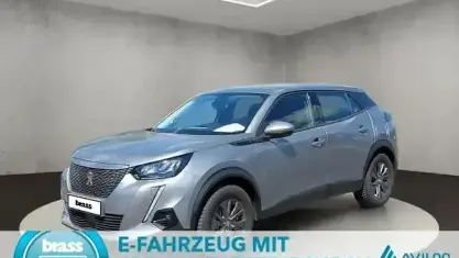 Gebraucht Peugeot e-2008 Active 100 kW (136 PS) 2022 Lack grau artense/typ aussenve SUV