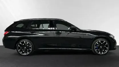 Gebraucht BMW 330e M Sport 292 PS (214 kW) 2025 Black sapphire metallic Kombi