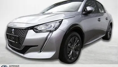 Gebraucht Peugeot e-208 Active 100 kW (136 PS) 2023 Silber Kleinwagen