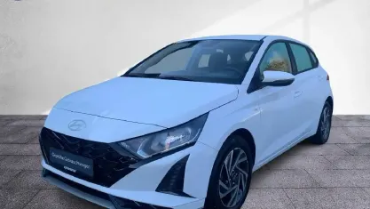 Gebraucht Hyundai i20 Comfort 101 PS (74 kW) 2024 Atlas white / sol Kleinwagen
