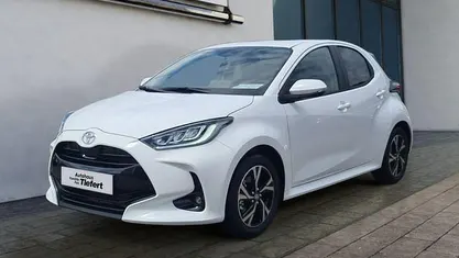 Neu Toyota Yaris Hybrid 116 PS (85 kW) 2025 Weiß Kleinwagen