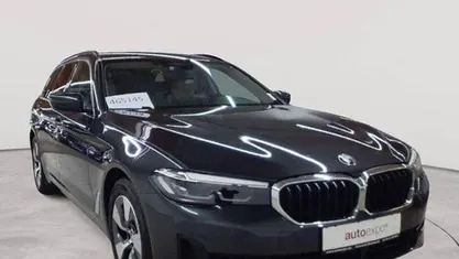 Gebraucht BMW 520 Sport Line 184 PS (135 kW) 2023 Sophistograu brillanteffekt metallic Kombi