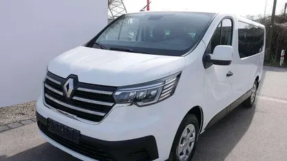 Polarweiß Gebraucht 2024 Renault Trafic Van / Kleinbus | 38.089 € (Fairer Preis)